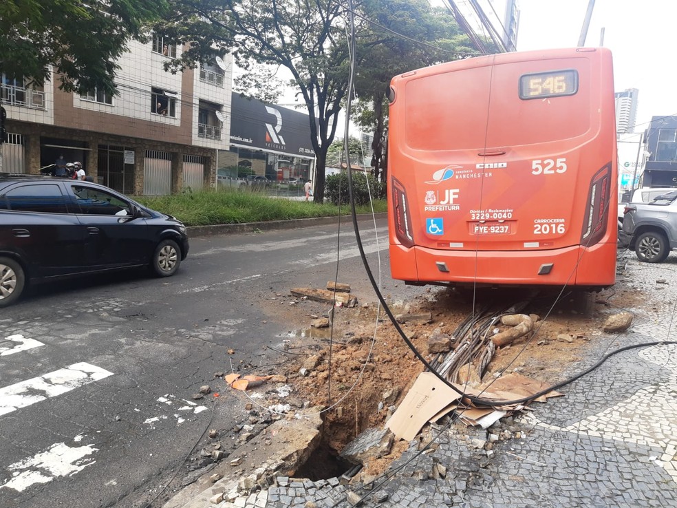 Acidente envolvendo ônibus deixa passageiros feridos na Avenida Presidente Itamar Franco em Juiz de Fora