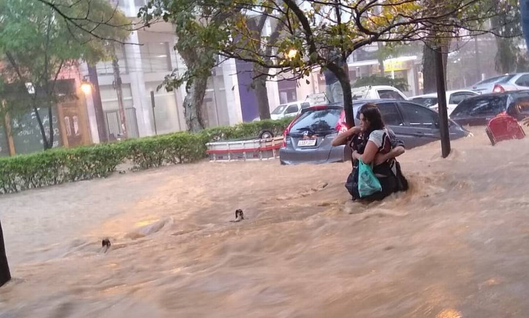 Vídeo: chuva torrencial atinge Petrópolis; há pelo menos seis mortos, diz ministro