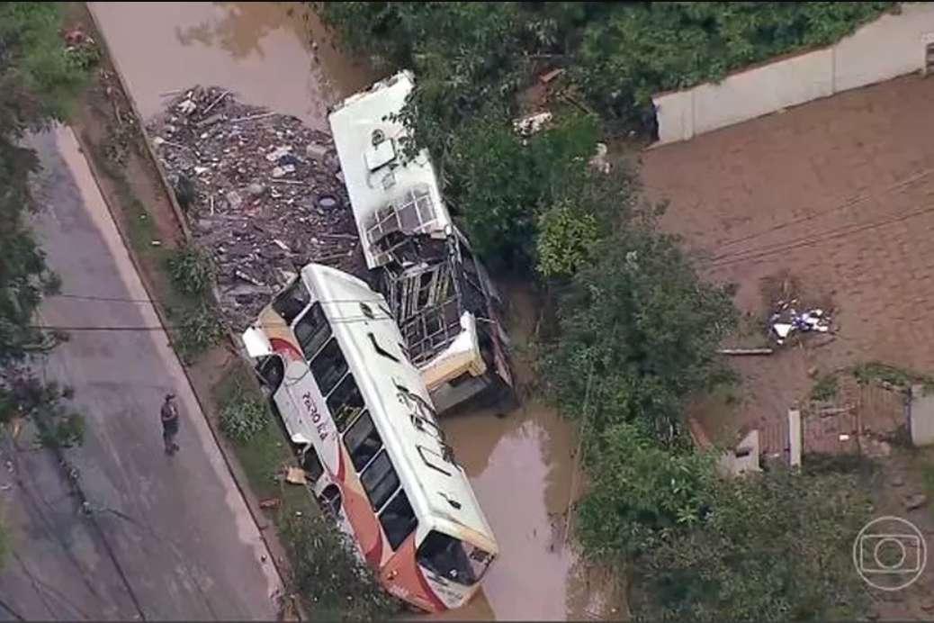 Vídeo: pessoas tentam se salvar em ônibus arrastados no temporal em Petrópolis