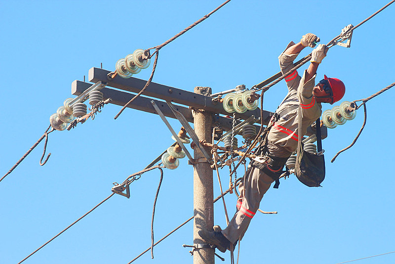 Cemig abre concurso público para eletricista de redes de distribuição