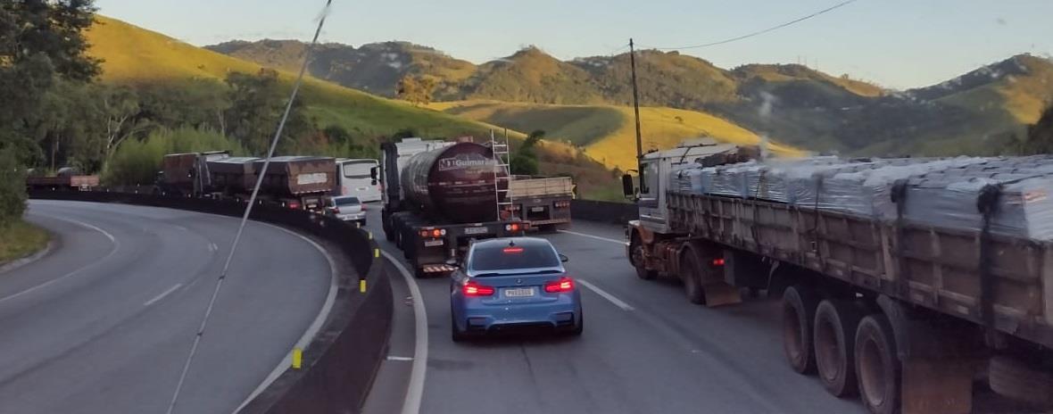 Tombamento de carreta causa congestionamento na BR-040 nesta terça-feira de carnaval