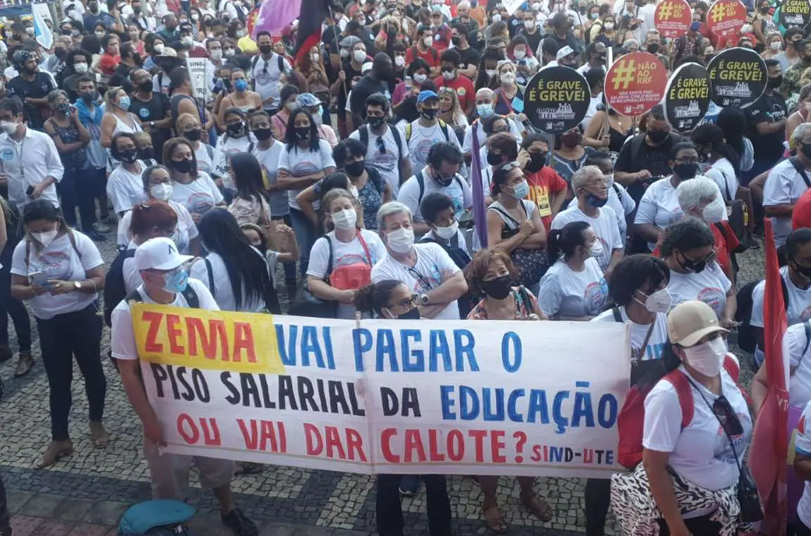 Servidores da Educação de Minas entram em greve por tempo indeterminado