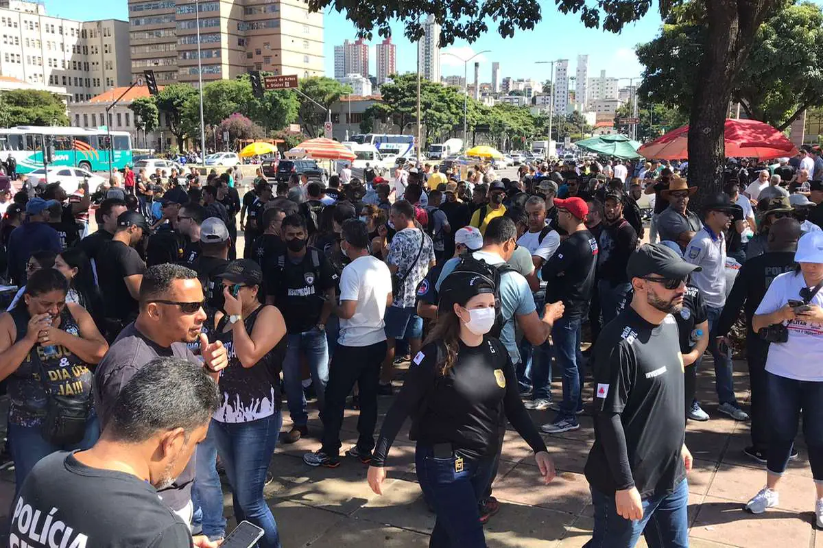 Apesar de proibição judicial, policiais estouram foguetes durante greve em BH