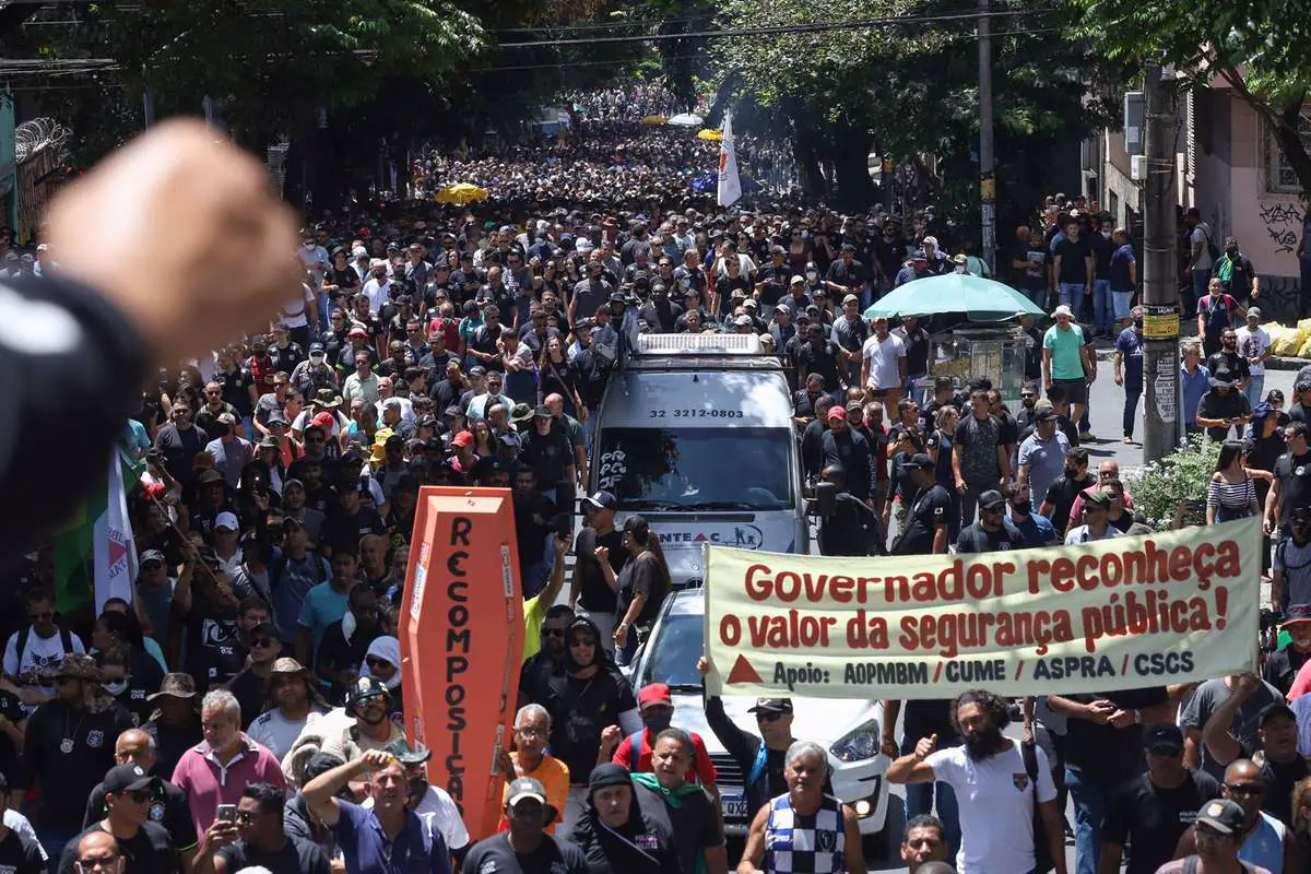 Organização estima 50 mil presentes em manifestação das forças de segurança em BH