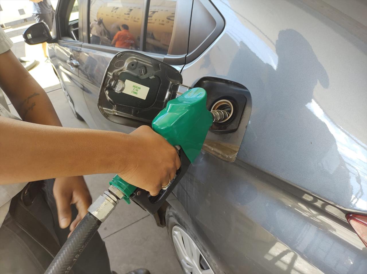 Preço da gasolina chega a R$7,49 em Santos Dumont e tem previsão de aumento