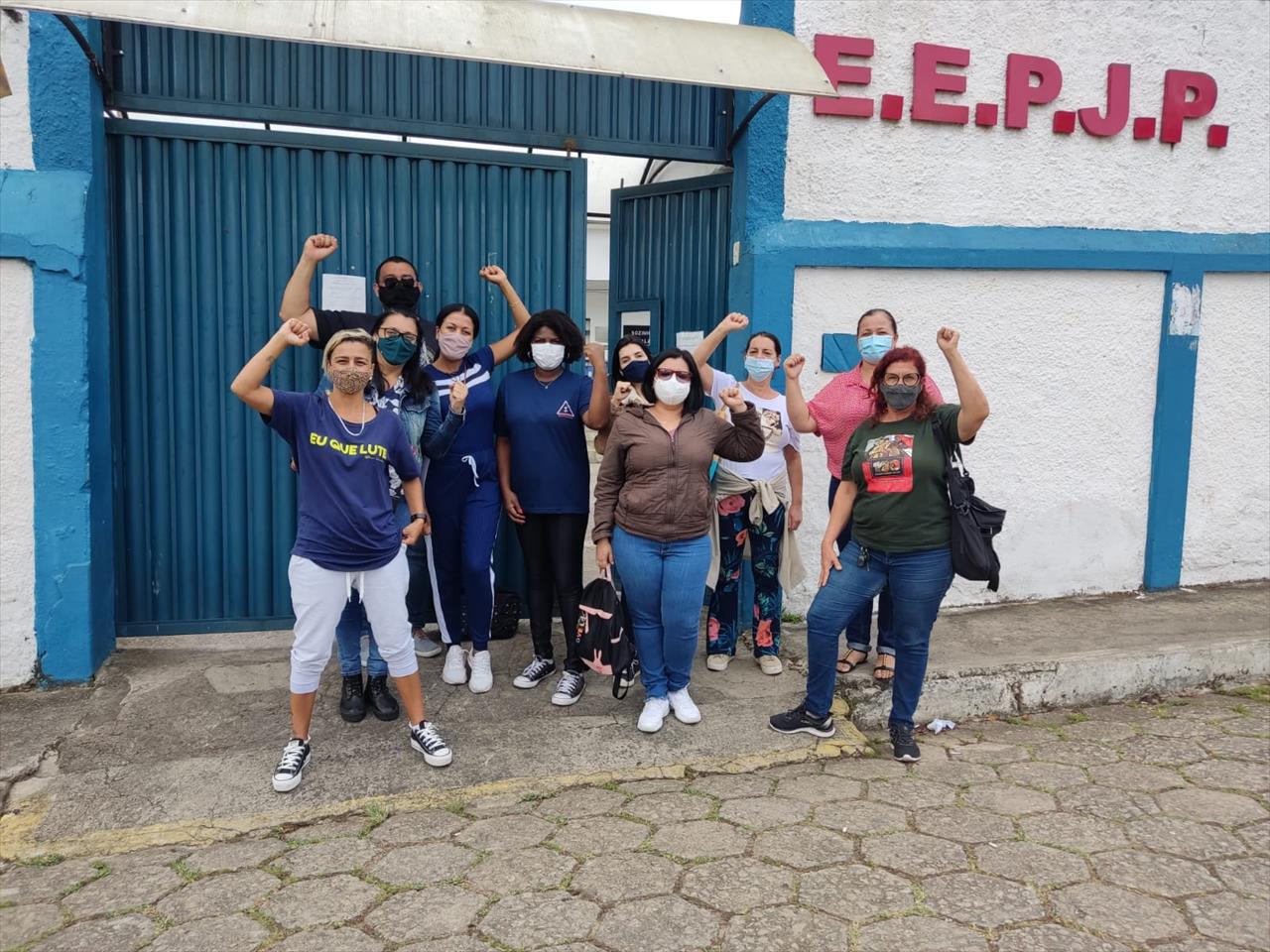 Servidores da educação estadual buscam adesão à greve em Santos Dumont