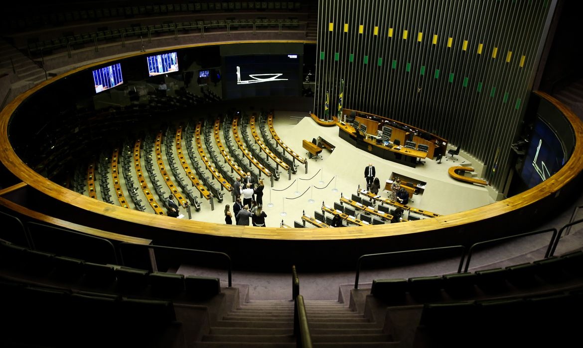 Deputados têm até hoje para trocar de partido sem perder mandato