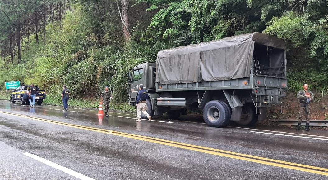 Caminhão do Exército e carro de passeio se envolvem em acidente na BR-040 em Ewbank da Câmara