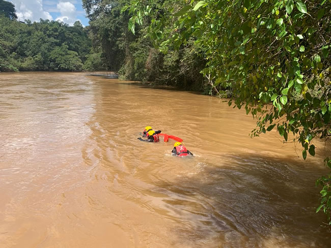 Bombeiros buscam sandumonense que caiu em um rio em Varginha