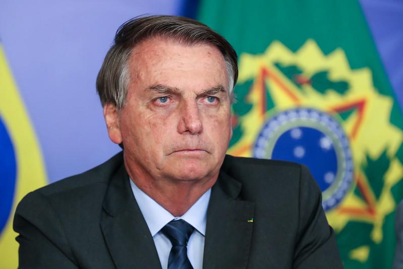 Bolsonaro veta PL que dispensa carência do INSS para novas doenças