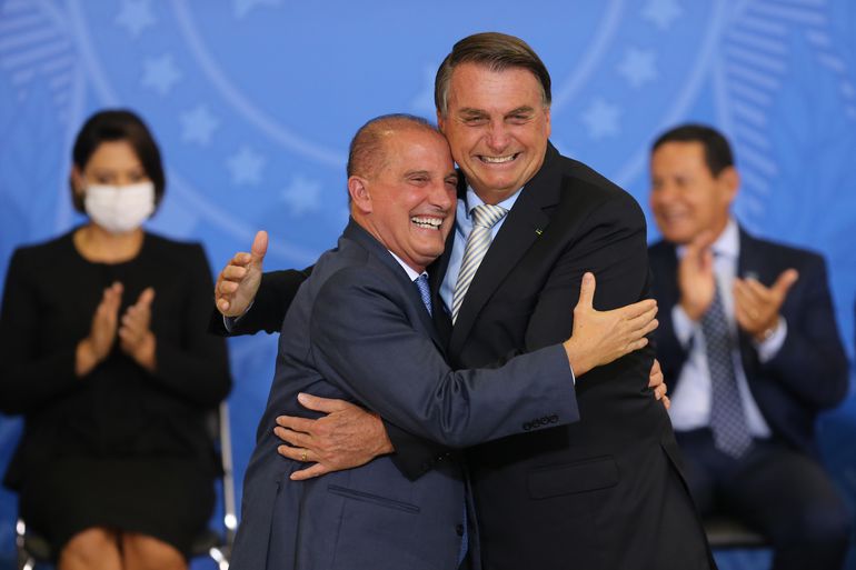 Bolsonaro oficializa reforma com poder ao centrão, recria pasta do Trabalho e nomeia Onyx