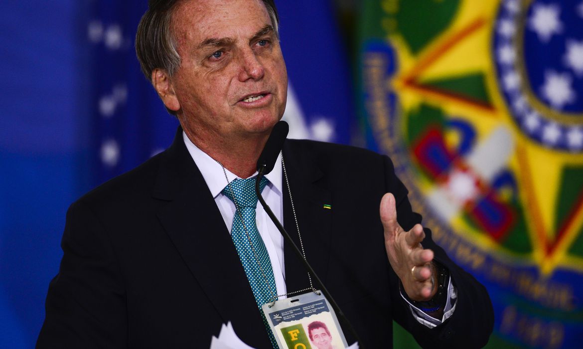 Bolsonaro volta a atacar o STF, fala em medidas que lembram a ditadura, mas pede diálogo