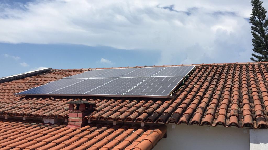 Sistema de 2,72kWp com 8 painéis