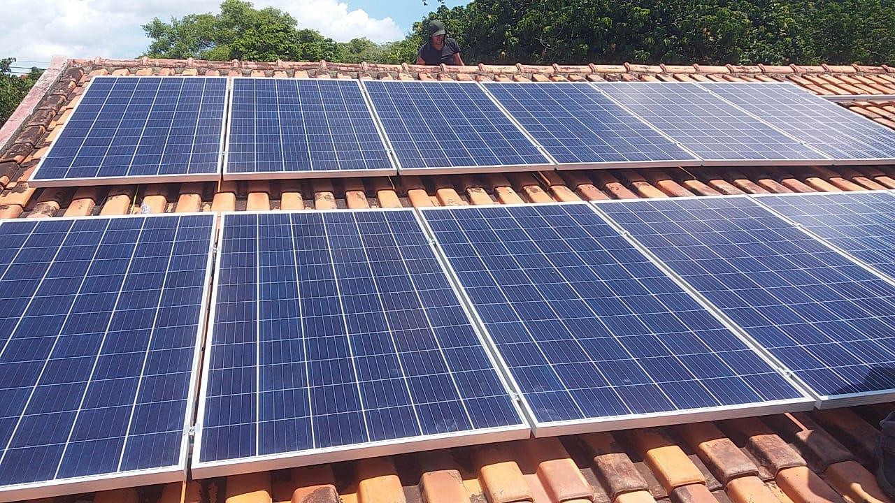 Sistema de 4,76kWp com 14 painéis