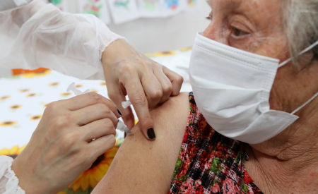 Idosos imunizados com a Vacina do Butantan (Coronavac) NÃO precisam tomar terceira dose.