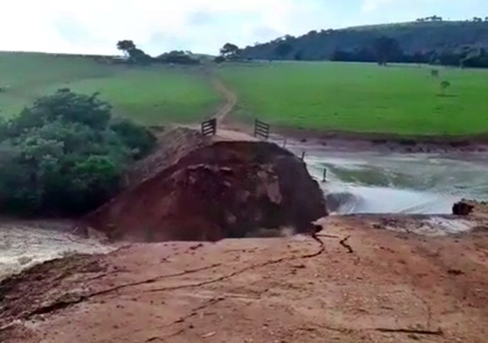 Barragem rompe em Ouro Fino, atinge estrada e interdita ponte