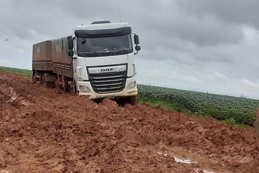 ATOLADOS: Caminhoneiros estão há 7 dias parados em rodovia de MT