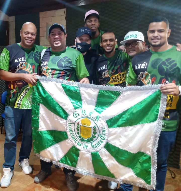 SANTA CRUZ FAZ GRAVAÇÃO DA VOZ GUIA E PERCUSSÃO PARA O CD DE 2022