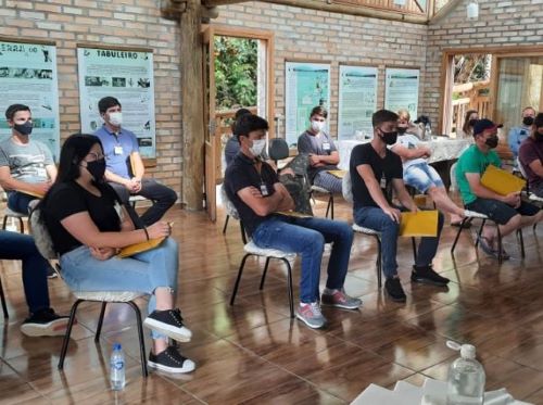 SANTA CATARINA - Epagri capacita jovens rurais da Grande Florianópolis em produção de leite à base de pasto