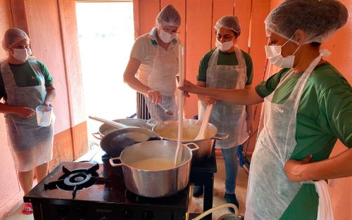 Produtores de leite de Pimenteiras do Oeste (RO) recebem curso da Emater