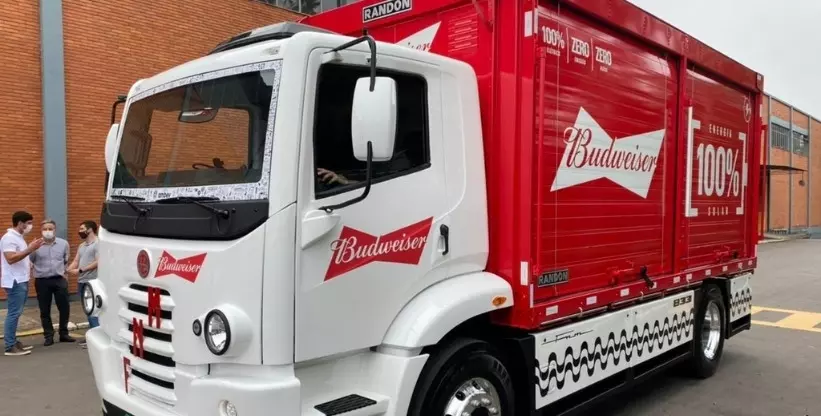 Ambev fecha acordo com FNM e Agrale para aquisição de 1.000 caminhões elétricos