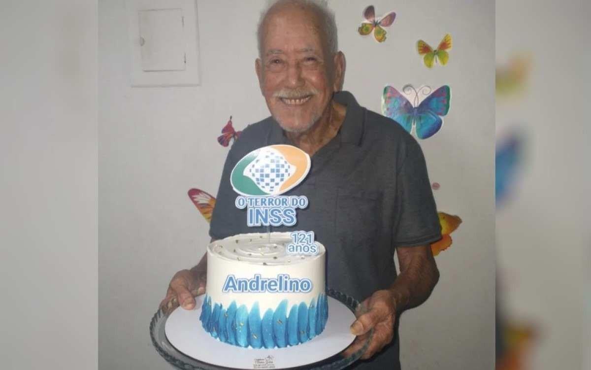 “O terror do INSS”: idoso comemora 121 anos com bolo temático
